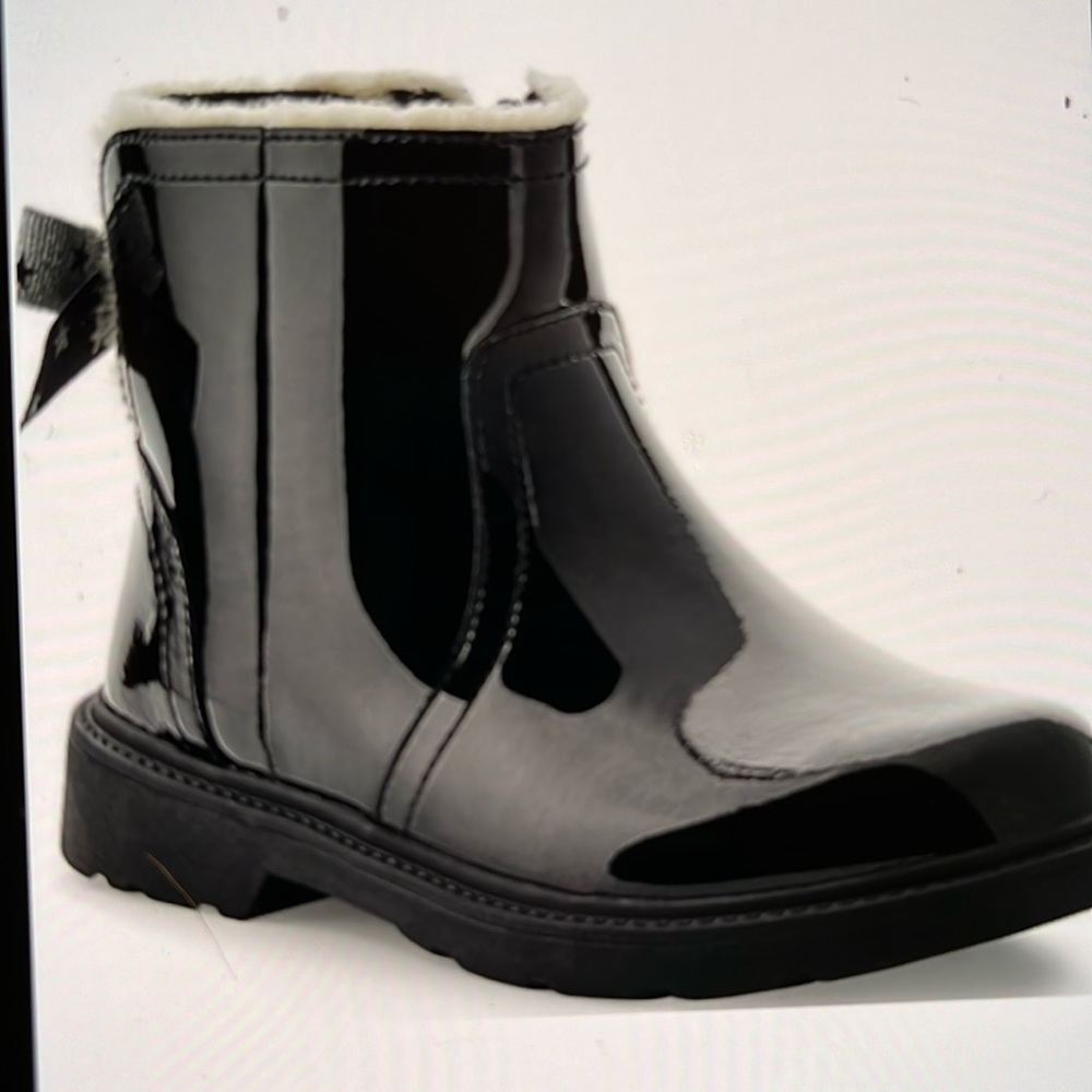 Ugg Lynde  Patent Leather Boots Size 3 (Youth)